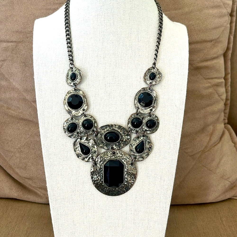 Hammered Gothic Style Silver Tone Black Faux Stone Necklace